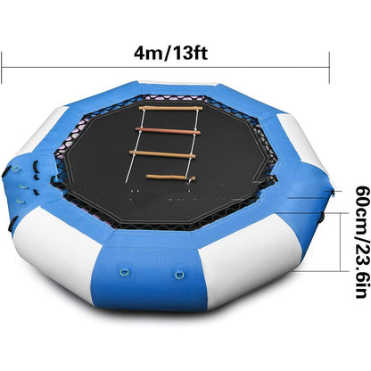 Lit de saut gonflable dans le parc aquatique pour enfants