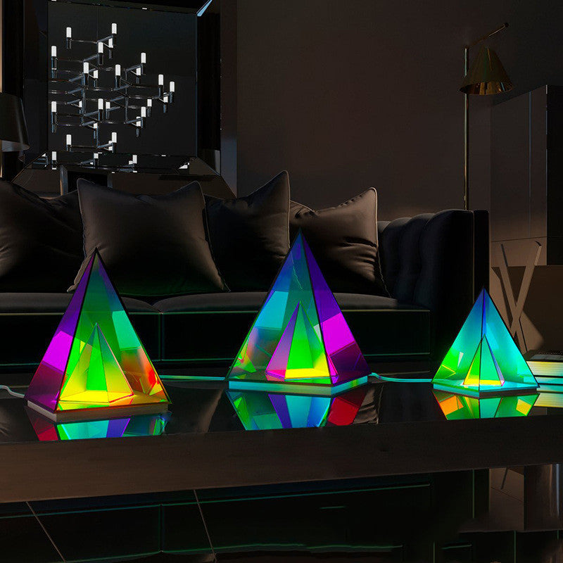 Lampe de table pyramidale, veilleuse créative pour l'ambiance du salon et de la chambre à coucher