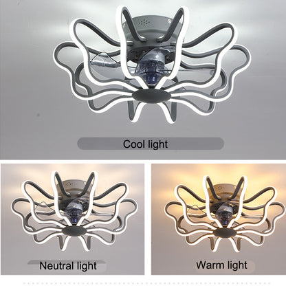 Lumière du ventilateur dans un salon simple d'étage bas