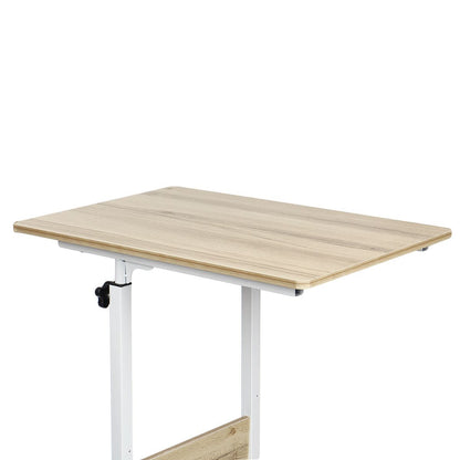 Petite table simple amovible avec étagère à côté du lit