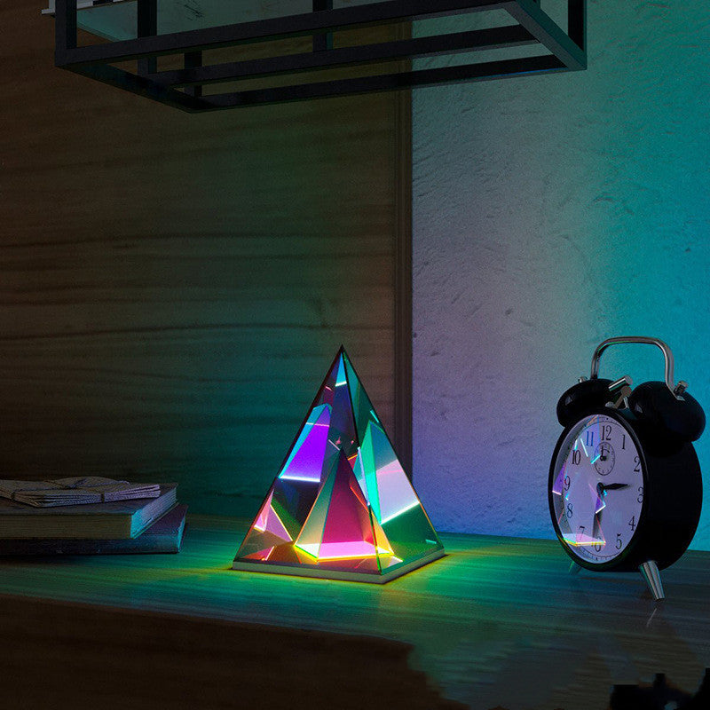 Lámpara de mesa piramidal, luz nocturna creativa para ambiente de sala de estar y dormitorio